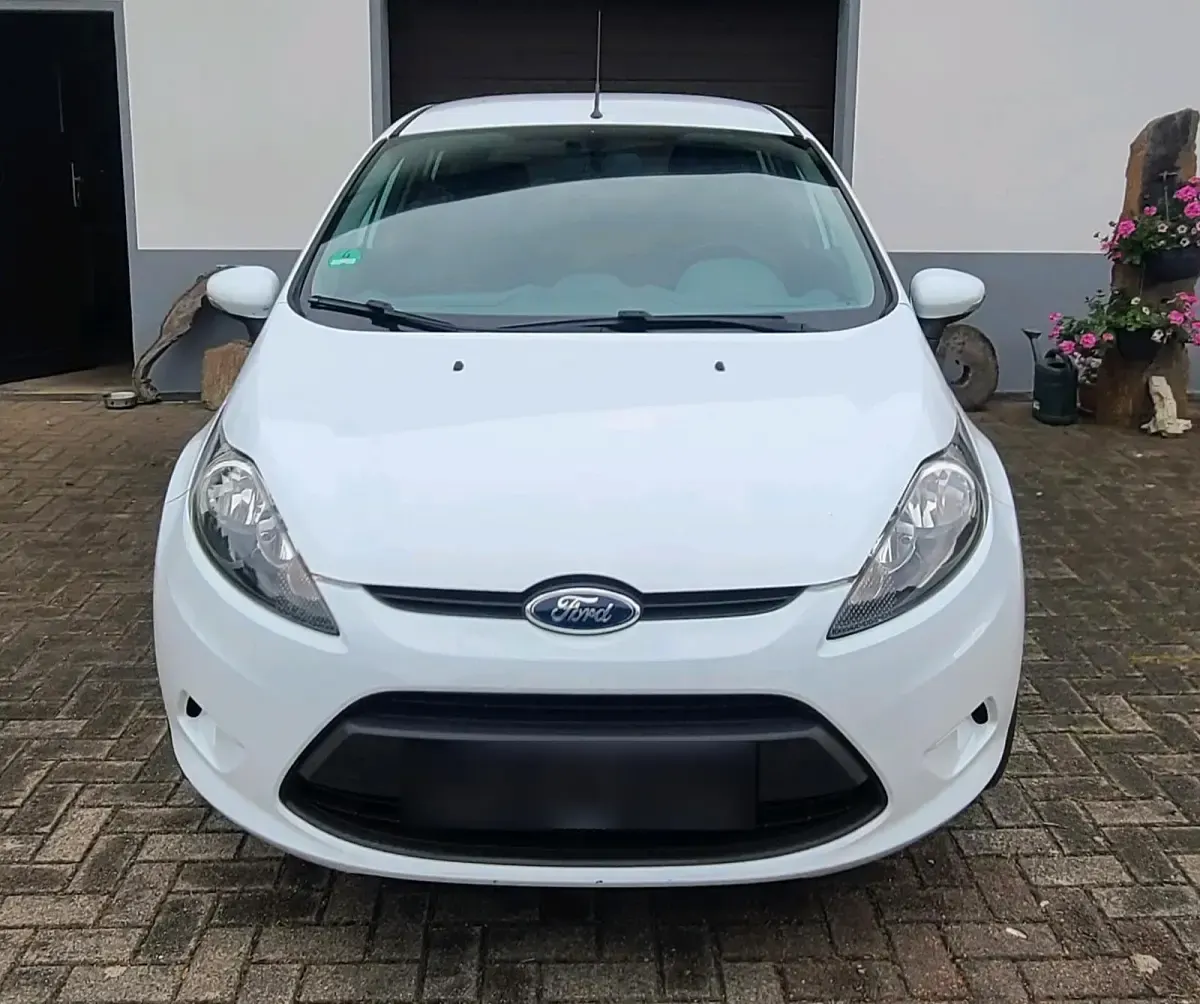 Gebraucht Ford Fiesta 82 PS (60 kW) 2011 Weiß Kleinwagen
