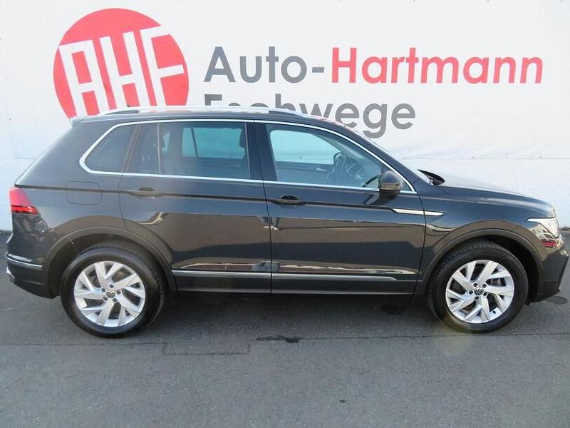 Gebraucht VW Tiguan Elegance 200 PS (147 kW) 2023 Uranograu SUV
