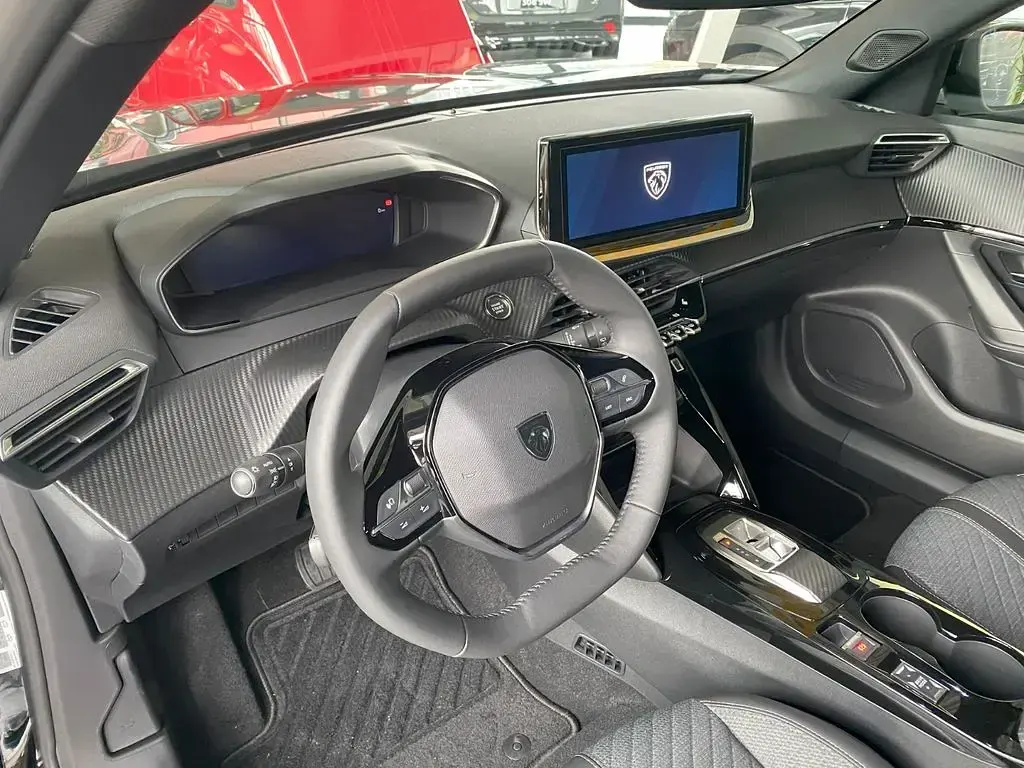 Second-hand Peugeot e-2008 Allure 114 kW (156 CP) 2024 Negru SUV
