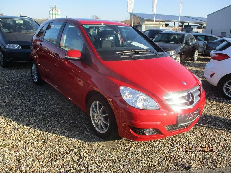 Gebraucht Mercedes B180 109 PS (80 kW) 2011 Rot Van / Kleinbus