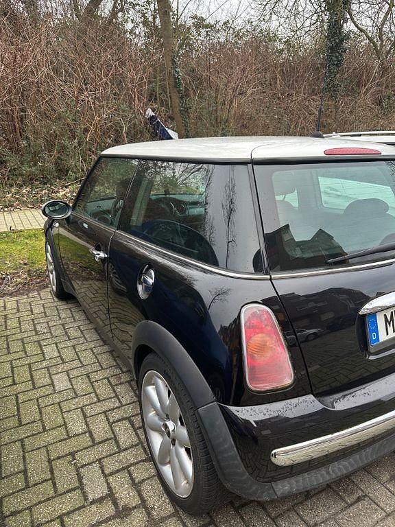Begagnad Mini ONE 90 HK (66 kW) 2003 Svart Halvkombi