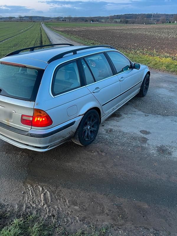 Gebraucht BMW 320 Basis 170 PS (125 kW) 2001 Silber Kombi