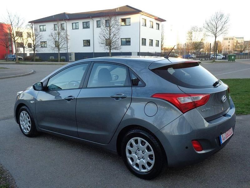 Gebraucht Hyundai i30 Classic 99 PS (72 kW) 2014 Grau Limousine