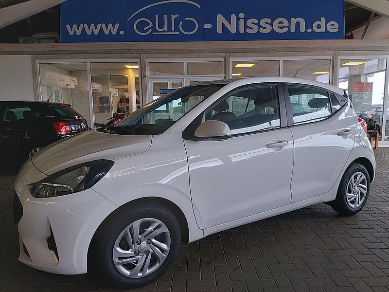 Gebraucht Hyundai i10 Select 63 PS (46 kW) 2024 Atlaswhite Kleinwagen
