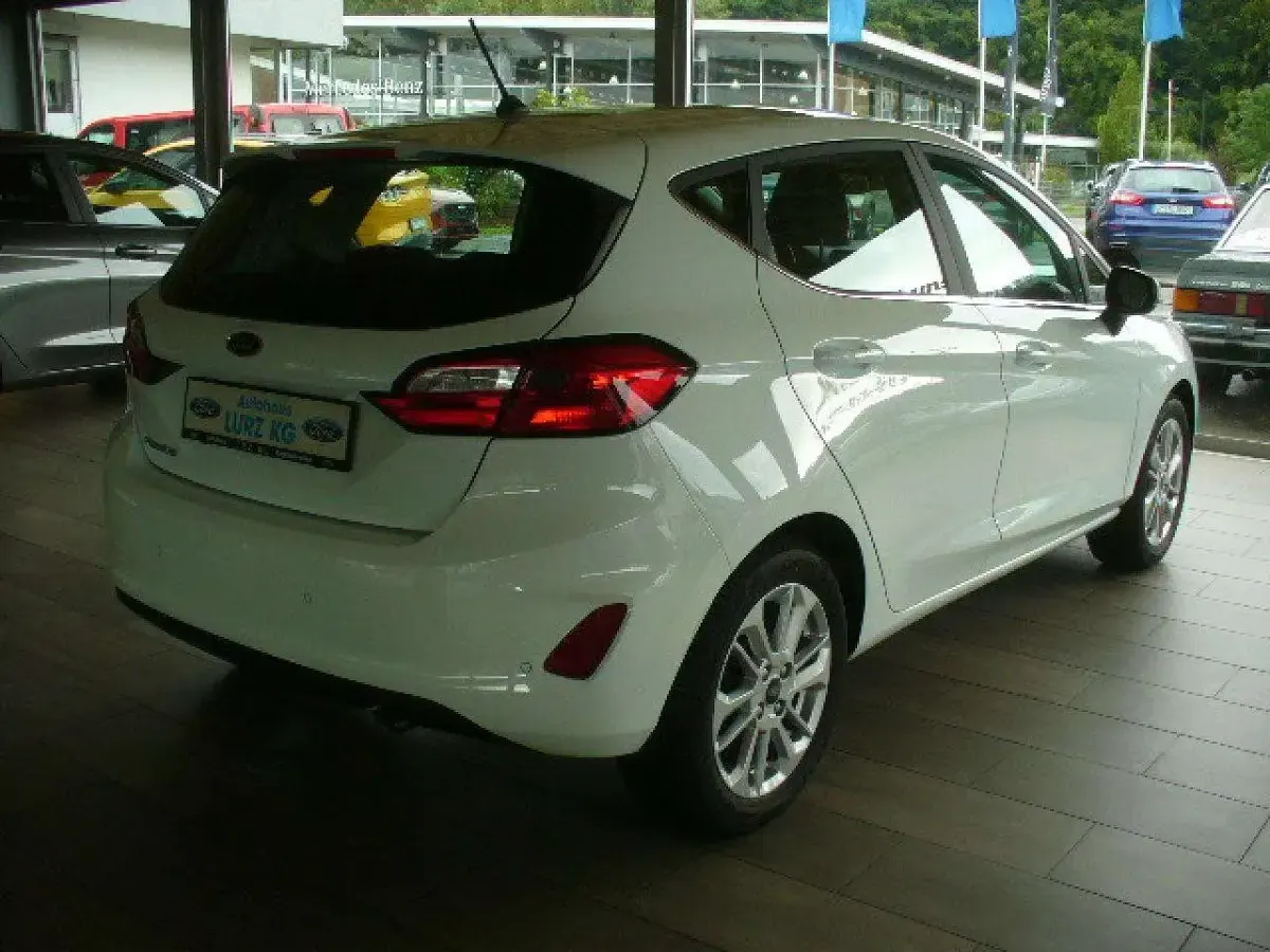 Gebraucht Ford Fiesta Titanium 101 PS (74 kW) 2023 Frostweiß Kleinwagen