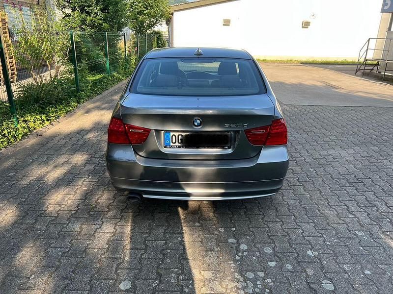 Gebraucht BMW 320 177 PS (130 kW) 2010 Grau Limousine