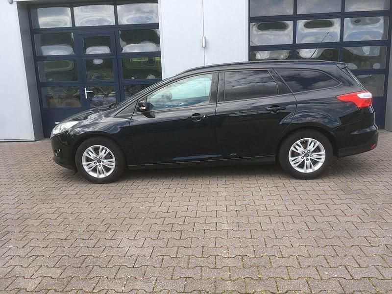 Gebraucht Ford Focus 105 PS (77 kW) 2011 Schwarz Limousine