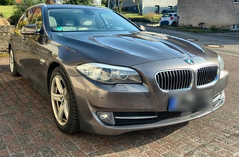 Gebraucht BMW 530 258 PS (189 kW) 2011 Braun Kombi