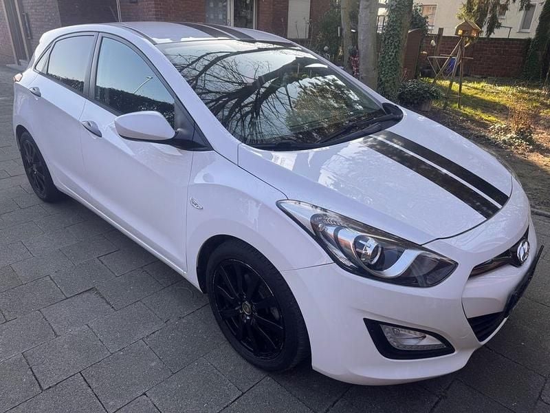 Gebraucht Hyundai i30 Trend 99 PS (72 kW) 2014 Weiß Limousine