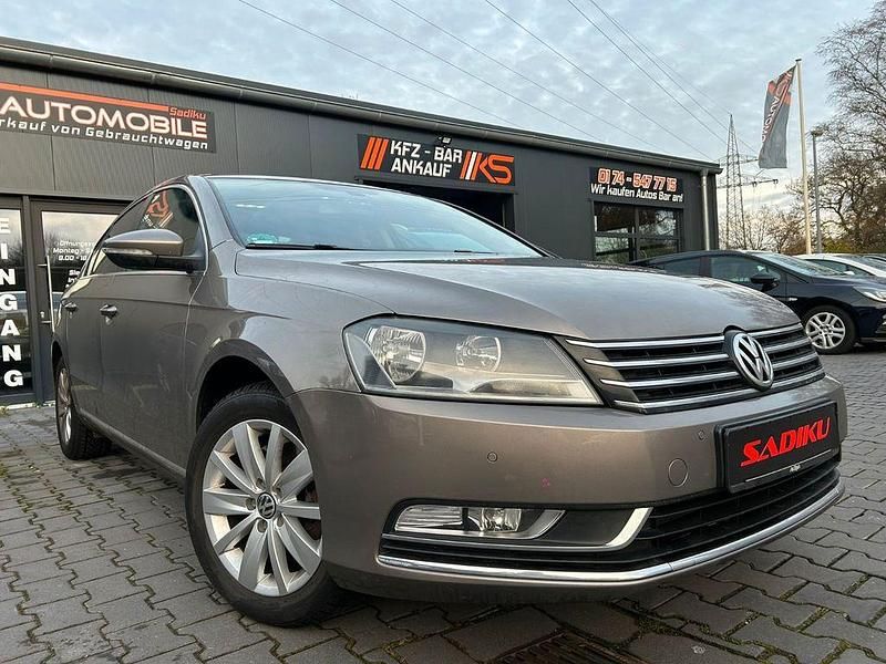 Braun Gebraucht 2011 VW Passat Comfortline Limousine | 7.950 € (Fairer Preis) - Bild 1/4