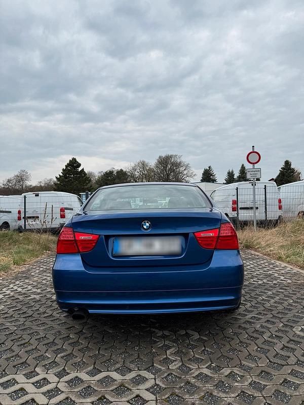 Second-hand BMW 318 143 CP (105 kW) 2011 Albastru Berlinǎ