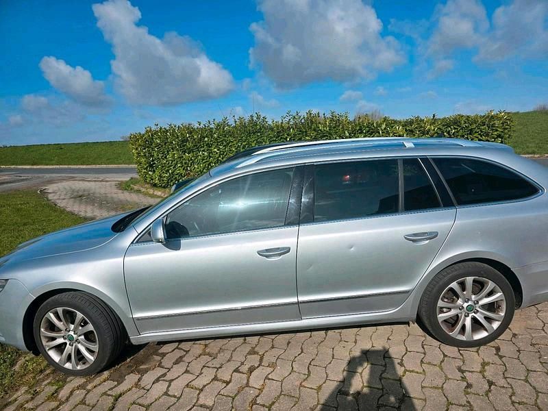 Gebraucht Skoda Superb 140 PS (102 kW) 2012 Silber Limousine