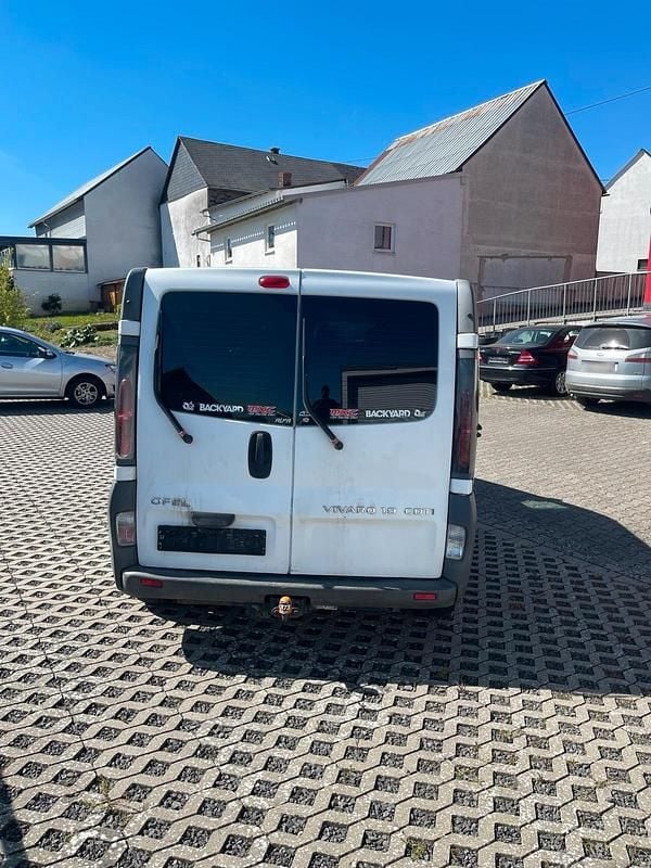 Second-hand Opel Vivaro 100 CP (73 kW) 2006 Alb Monovolum