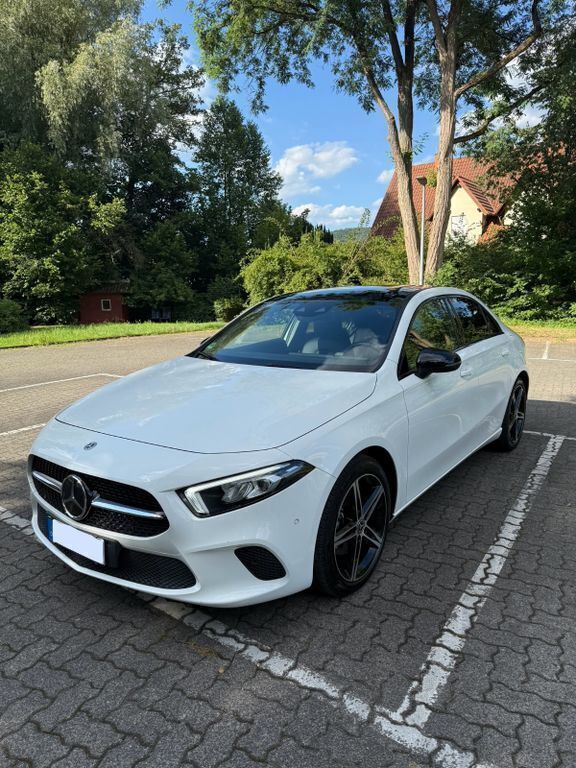 Weiß Gebraucht 2022 Mercedes A200 Night Limousine | 28.800 € (Fairer Preis) - Bild 1/4