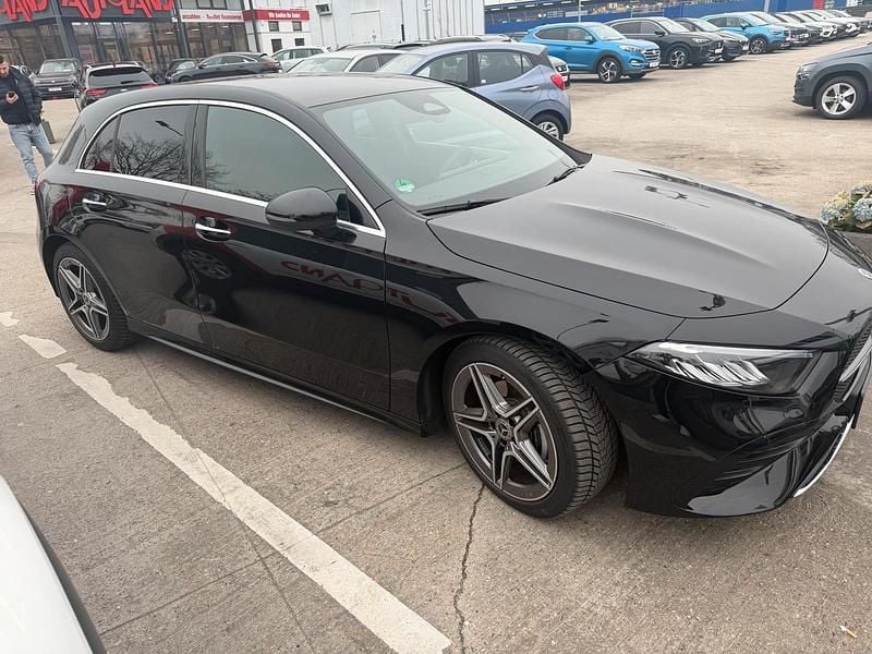 Second-hand Mercedes A180 2025 Negru Hatchback