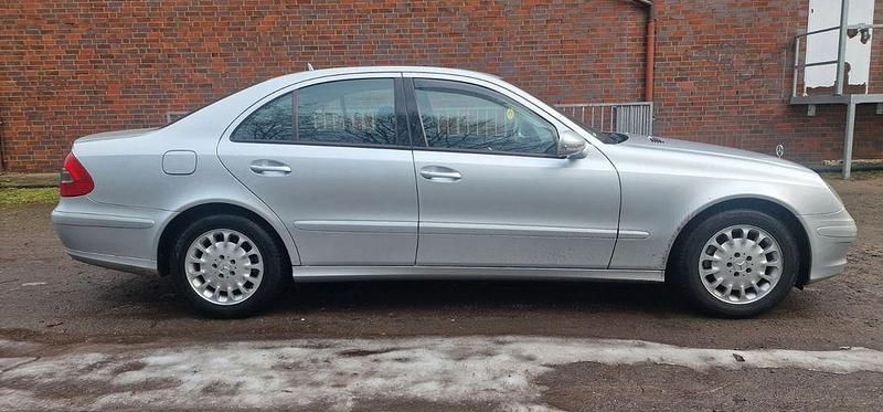 Gebraucht Mercedes E200 Classic 184 PS (135 kW) 2007 Silber Limousine