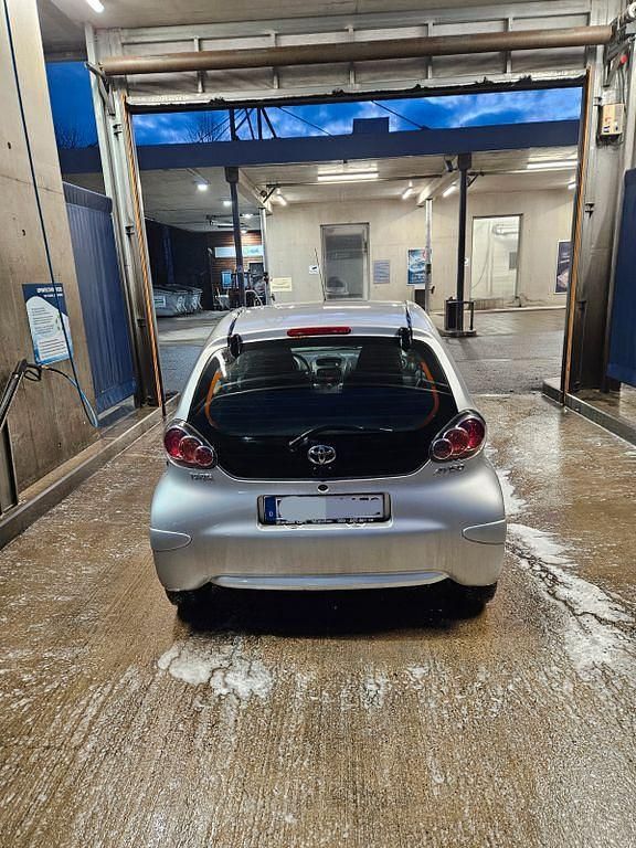 Gebraucht Toyota Aygo 68 PS (50 kW) 2013 Grau Kleinwagen