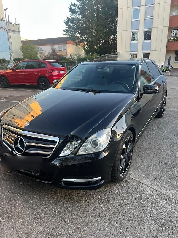 Schwarz Gebraucht 2012 Mercedes E220 Avantgarde Limousine | 14.700 € (Etwas zu teuer) - Bild 1/4