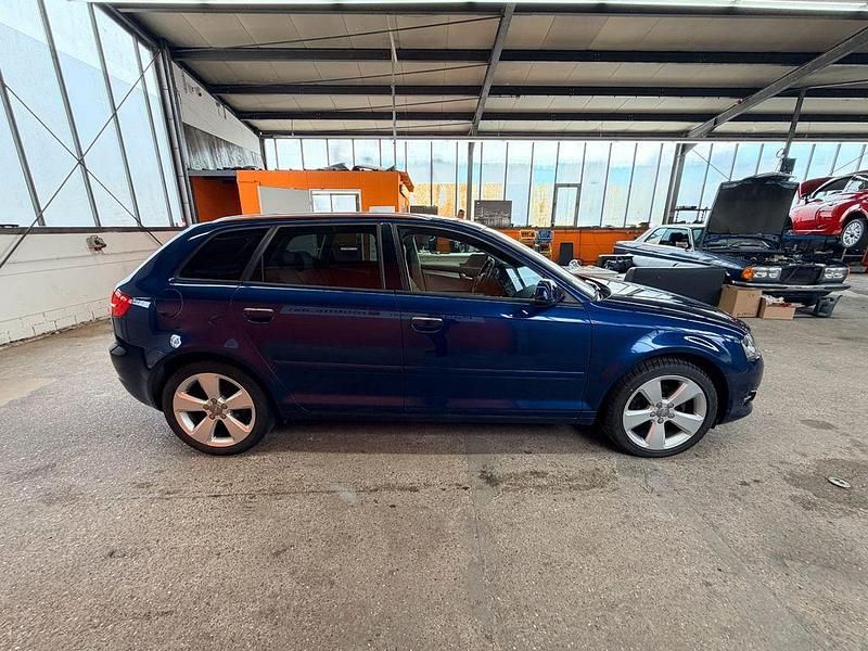 Gebraucht Audi A3 Ambiente 105 PS (77 kW) 2010 Blau Kleinwagen