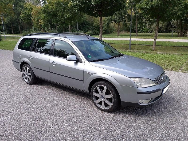 Usado Ford Mondeo 130 CV (95 kW) 2004 Plateado Familiar