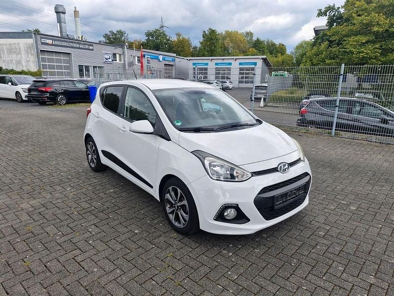 Weiß Gebraucht 2016 Hyundai i10 Passion Kleinwagen | 5.950 € (Guter Preis) - Bild 1/4