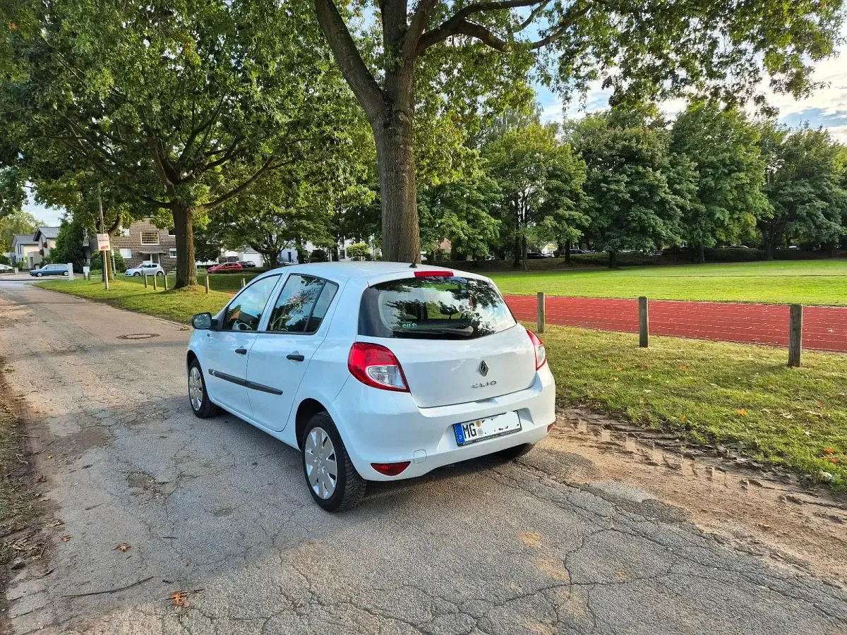 Gebraucht Renault Clio III 75 PS (55 kW) 2012 Weiß Kleinwagen
