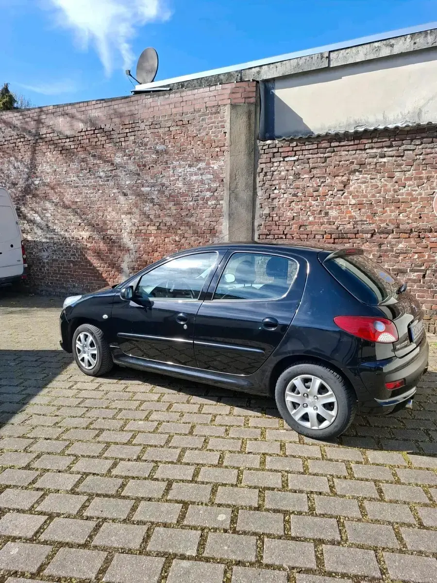 Gebraucht Peugeot 206+ 58 PS (42 kW) 2009 Schwarz Kleinwagen