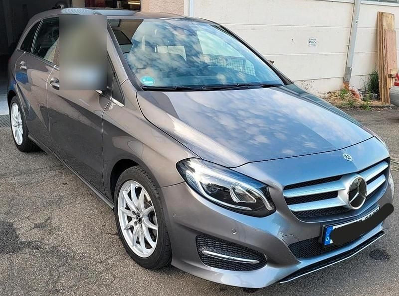 Grau Gebraucht 2017 Mercedes B200 Van / Kleinbus | 18.000 € (Fairer Preis) - Bild 1/4