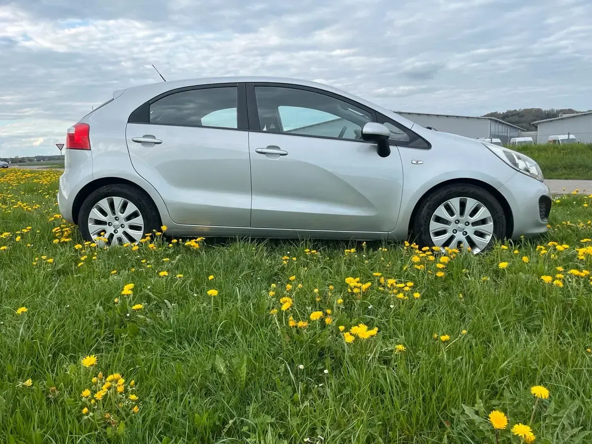Gebraucht Kia Rio 109 PS (80 kW) 2012 Silber Kleinwagen