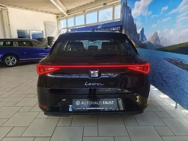 Używany Seat Leon Style 150 KM (110 kW) 2022 Czarny Kombi