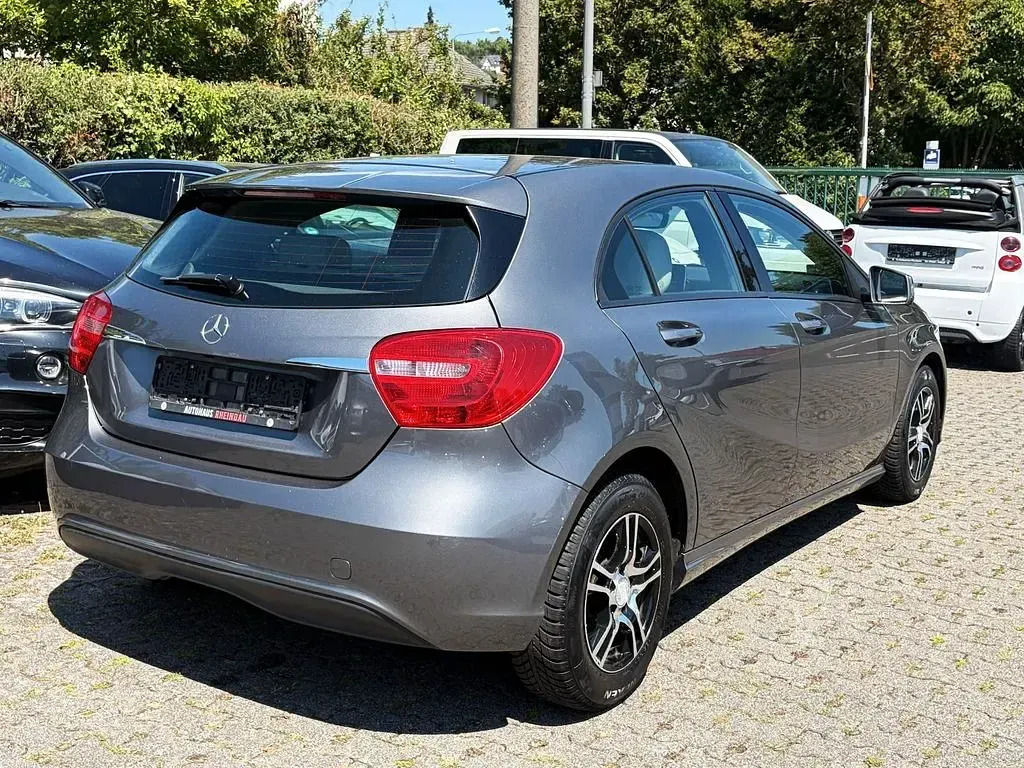 Gebraucht Mercedes A180 122 PS (89 kW) 2012 Grau Kleinwagen