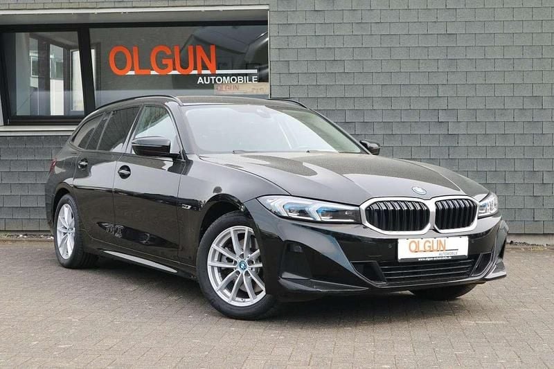 Gebraucht BMW 320 Performance 163 PS (119 kW) 2023 Schwarz ii/bonnet fluid black Kombi