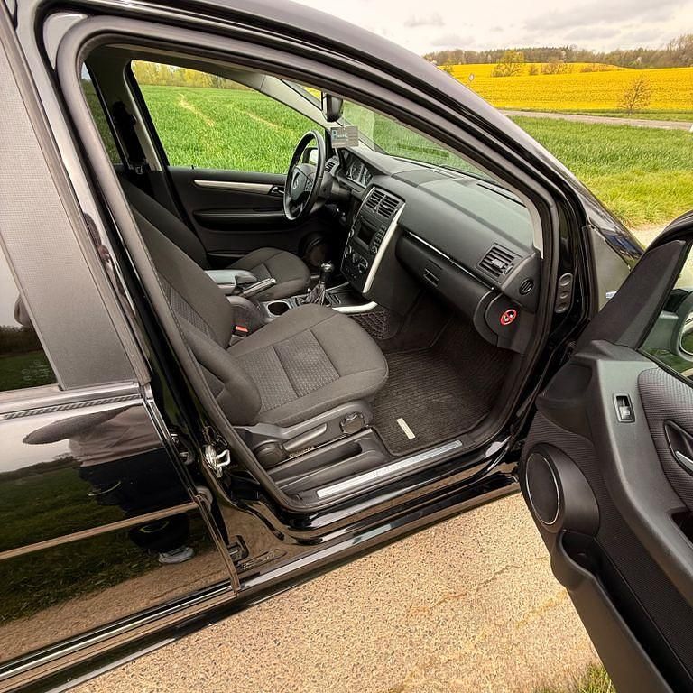 Gebraucht Mercedes B180 116 PS (85 kW) 2011 Schwarz Van / Kleinbus