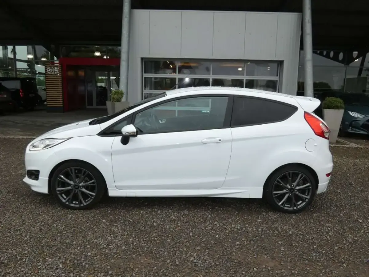 Gebraucht Ford Fiesta ST-Line 140 PS (102 kW) 2016 Frozen white Kleinwagen