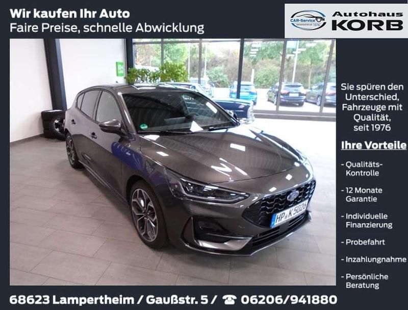 Grau Gebraucht 2022 Ford Focus ST-Line X Limousine | 28.880 € - Bild 1/4