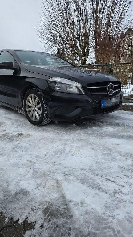 Schwarz Gebraucht 2013 Mercedes A180 Limousine | 9.700 € (Guter Preis) - Bild 1/4