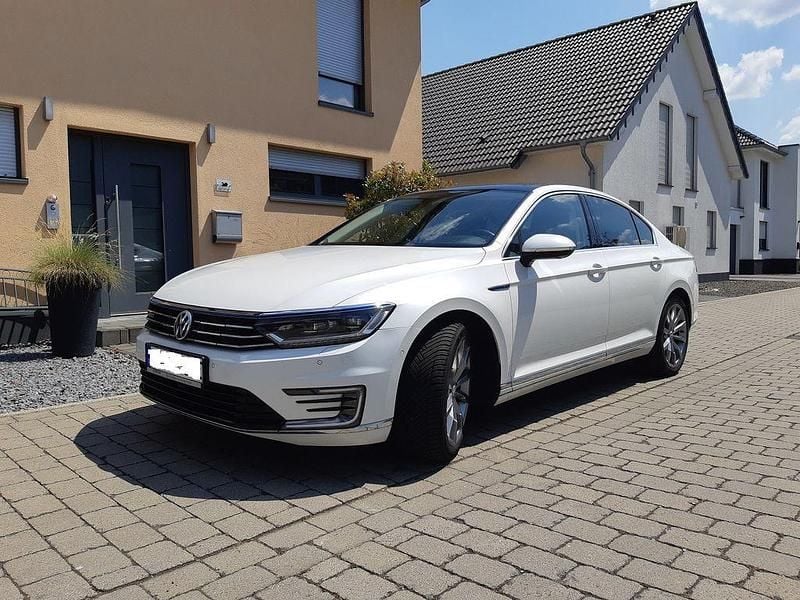 Weiß Gebraucht 2015 VW Passat GTE Limousine | 18.900 € (Guter Preis) - Bild 1/4