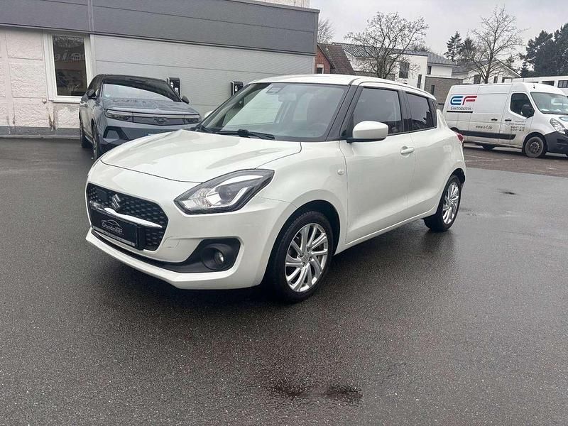 Gebraucht Suzuki Swift Comfort 83 PS (61 kW) 2022 Pure white pearl metallic Kleinwagen