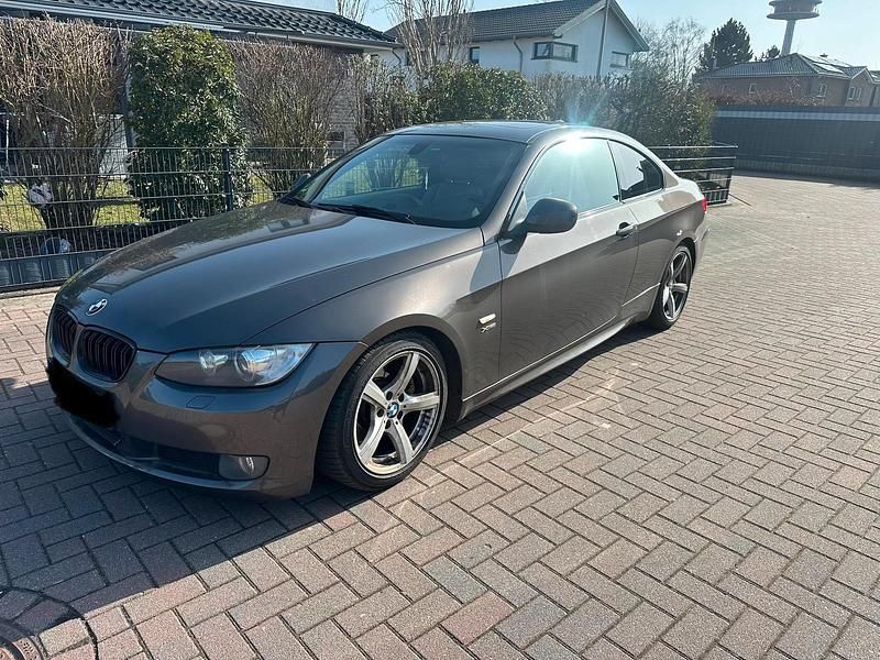 Gebraucht BMW 330 245 PS (180 kW) 2009 Braun Coupé