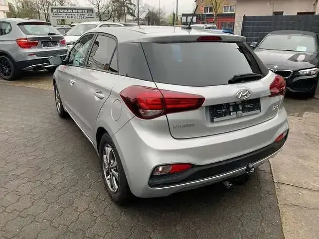 Gebraucht Hyundai i20 Advantage 101 PS (74 kW) 2020 Sleek silver (metallic) Kleinwagen