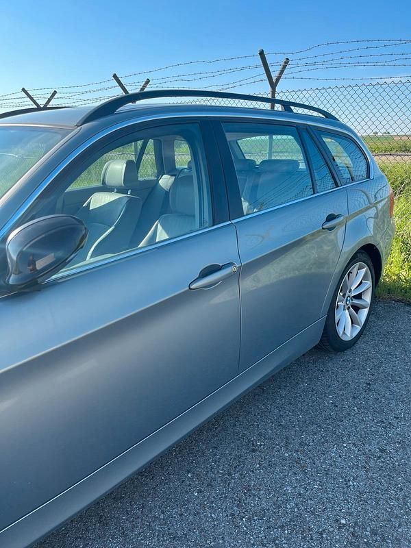 Gebraucht BMW 330 231 PS (169 kW) 2006 Blau Kombi