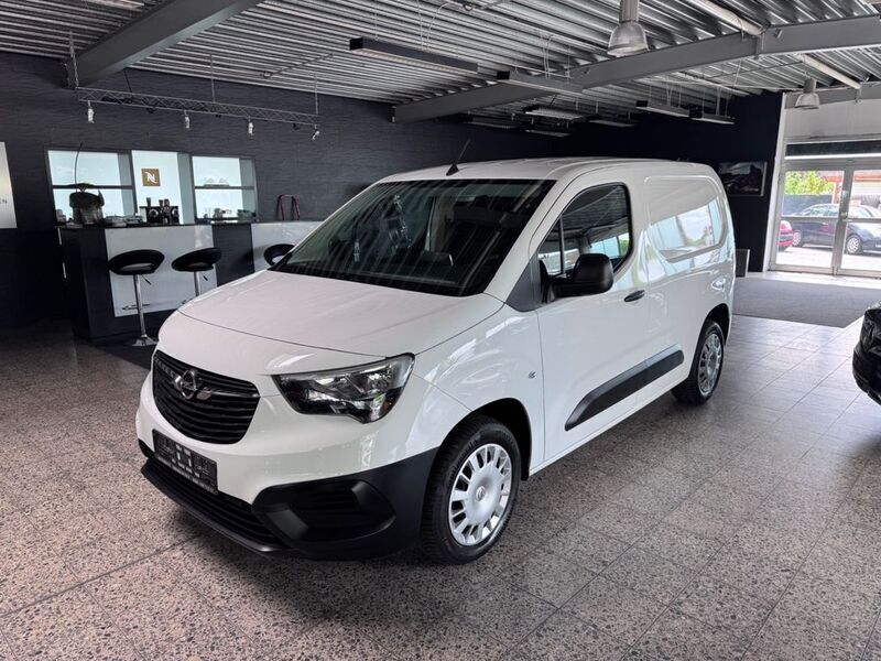 Weiß Gebraucht 2020 Opel Combo Selection Van / Kleinbus | 9.999 € (Superpreis) - Bild 1/4