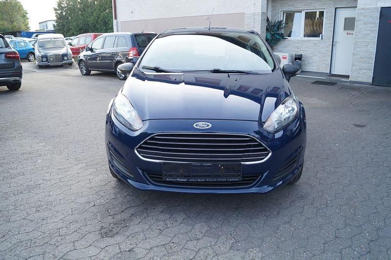 Blau Gebraucht 2015 Ford Fiesta Ambiente Kleinwagen | 2.890 € (Fairer Preis) - Bild 1/4