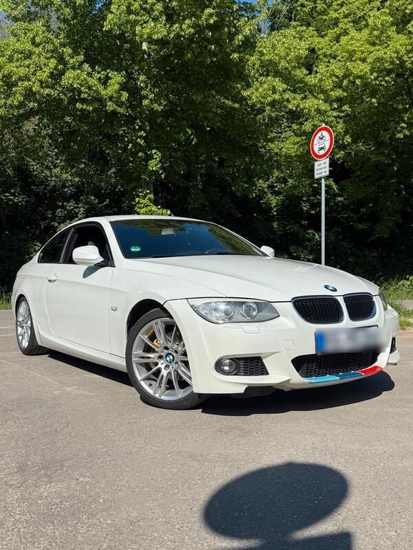 Weiß Gebraucht 2011 BMW 320 M Sport Coupé | 12.600 € (Teuer) - Bild 1/4
