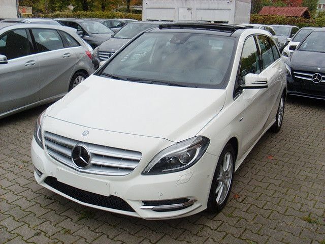 Weiß Gebraucht 2012 Mercedes B200 Van / Kleinbus | 14.990 € (Fairer Preis) - Bild 1/4