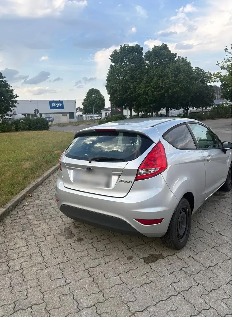 Gebraucht Ford Fiesta 81 PS (59 kW) 2012 Silber Kleinwagen