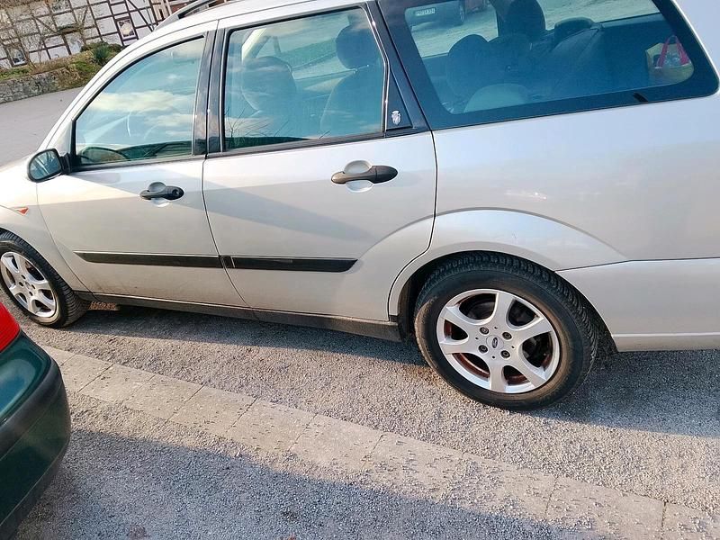 Grau Gebraucht 2001 Ford Focus Ghia Kombi | 550 € (Guter Preis) - Bild 1/4