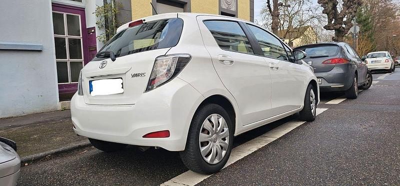 Gebraucht Toyota Yaris 99 PS (72 kW) 2013 Weiß Kleinwagen