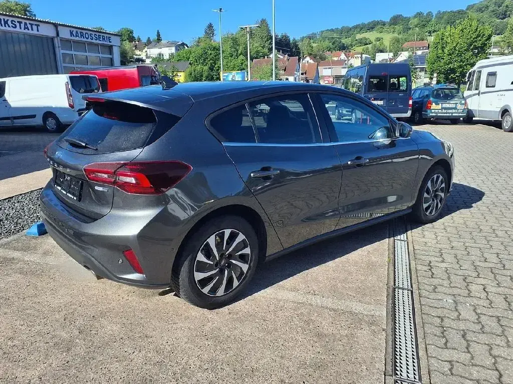 Gebraucht Ford Focus Titanium 125 PS (91 kW) 2022 Grau Limousine