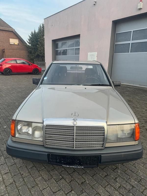 Gebraucht Mercedes E230 136 PS (100 kW) 1985 Gold Limousine
